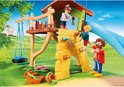 Playmobil speelhuis met glijbaan, klimmuur en schommel, met figuren.