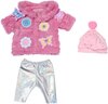 Roze teddyjas met glitter en met bloemen- en vlinderapplicaties, zilverkleurige legging en roze muts.