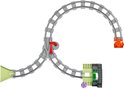 Duplo treintunnel met grijze stenen, groen dak, met spoor en een rood schakelpunt.