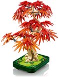 LEGO Japanse esdoorn bonsaiboompje met rode en oranje bladeren op een groene pot, op een witte achtergrond.
