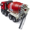 Rode Bruder betonmixer met grijze cabine, witte onderbouw, rode trommel en stortgoot.