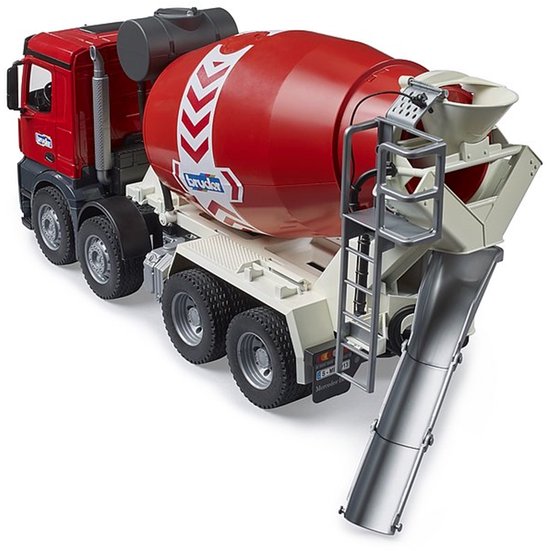 Rode Bruder betonmixer met grijze cabine, witte onderbouw, rode trommel en stortgoot.
