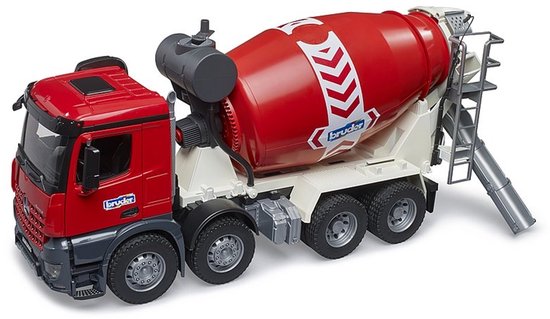 Rode Bruder betonmixer met grijze cabine, rode trommel met witte pijlen, en uitgeschoven stortgoot.