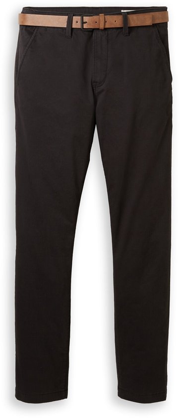 Zwarte chino met bruine riem, tentoongesteld tegen een witte achtergrond.