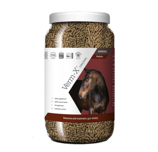 Een pot vol Verm-X Original brokjes voor paarden, met een afbeelding van een bruin paard.