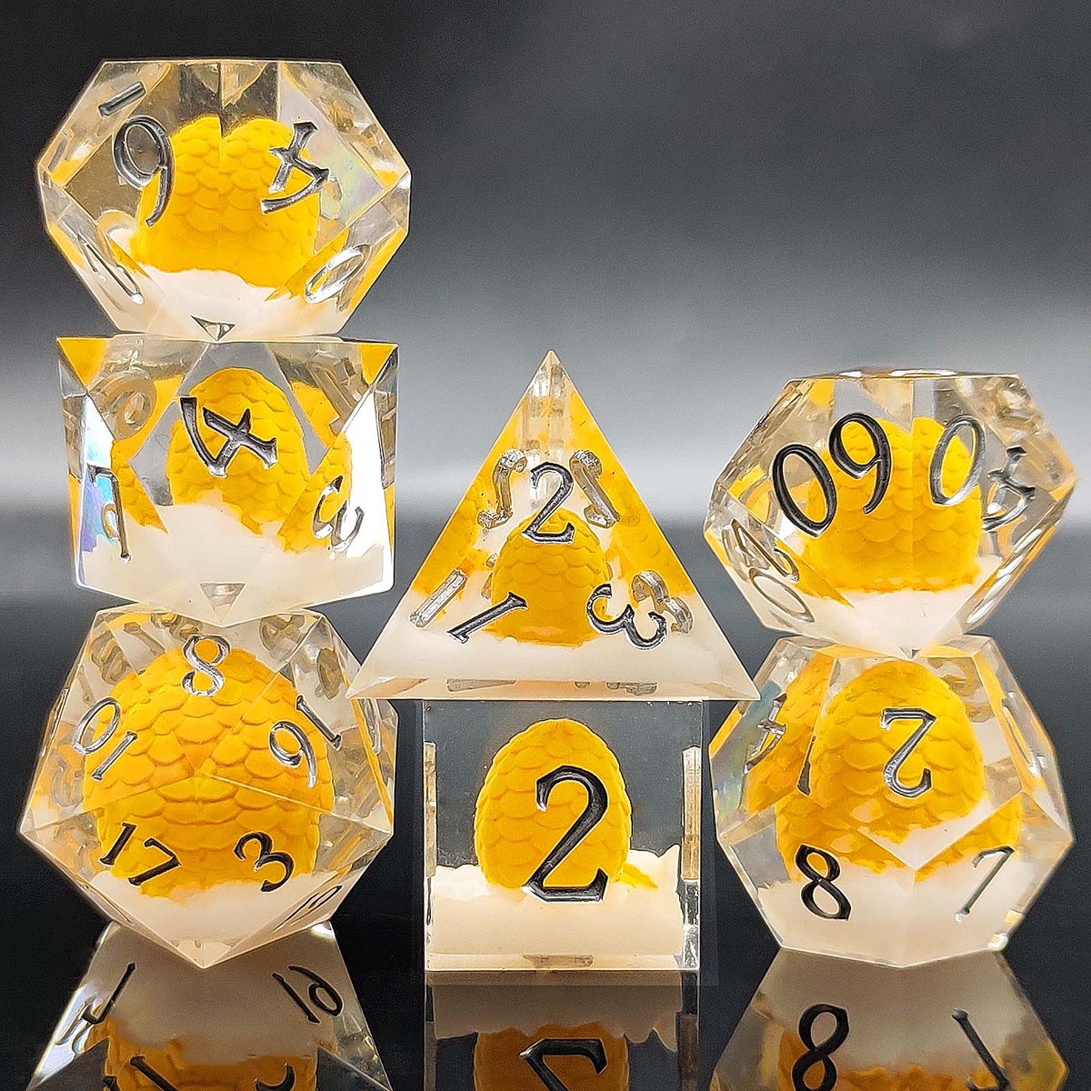 Joya Dice® Polydice Dobbelsteen set geschikt voor rollenspellen zoals Dungeons and Dragons D&D DnD | Dobbelstenen Set | Dice set | Resin 7 Stuks Set | Incl Luxe Opbergdoos | Dragon Egg – Solar Hatchling