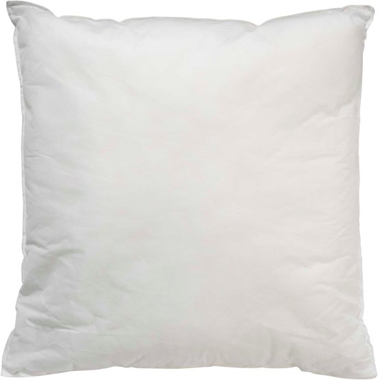 Un coussin blanc et doux avec des coutures visibles, sur fond blanc.