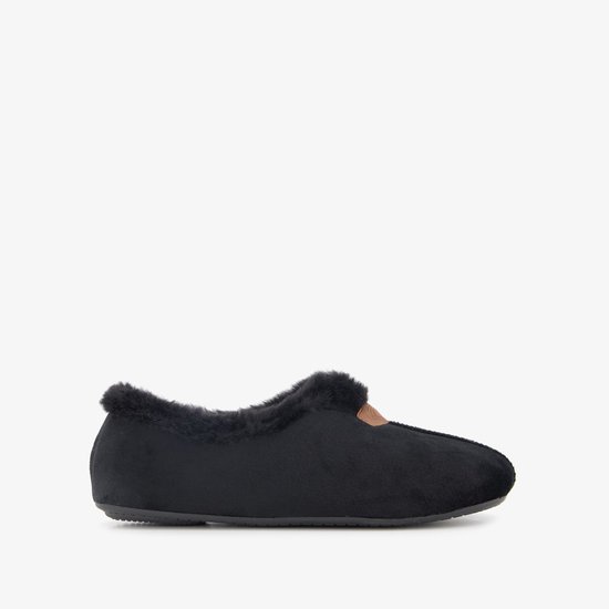 Zwarte pantoffel met imitatiebont voering en bruin label aan de zijkant, gezien vanaf de zijkant.