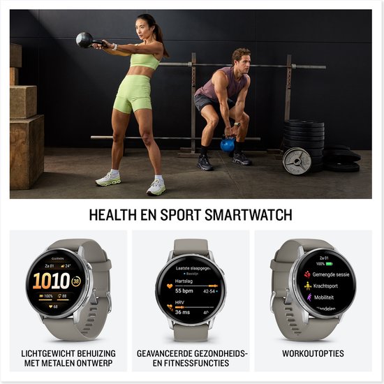 Twee sporters in een gym. Een vrouw doet kettlebell swings, een man doet een kettlebell lift. De smartwatches tonen gezondheids- en sportgegevens.