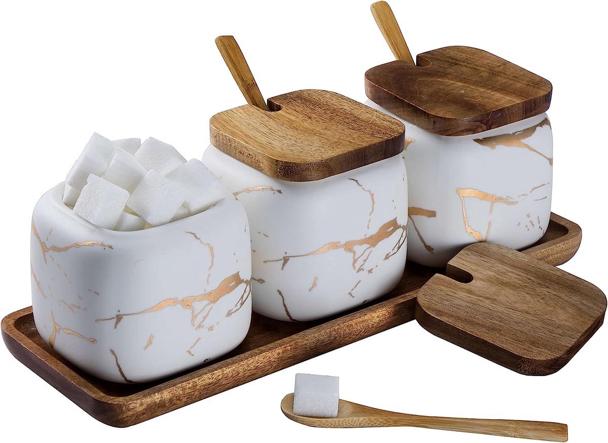 Keramische Kruidenpotjes Set – 3 Delig – Met Houten Deksel & Lepel – Specerijenpotten op Bamboe Tray – Wit Goud Marmer Look – Voor Suiker, Zout, Peper, Kruiden & Sauzen