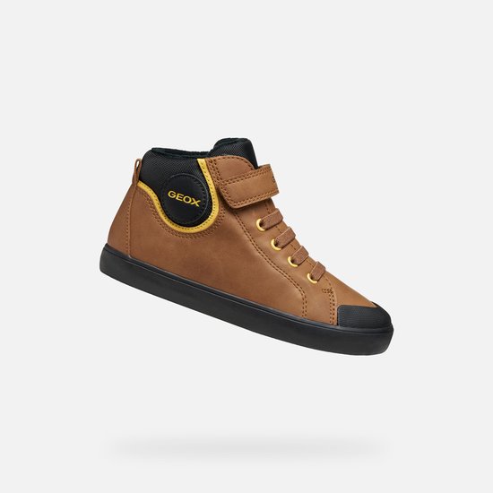 Sneaker montante marron avec bout et semelle noirs. Logo Geox sur cercle noir avec bordure jaune.