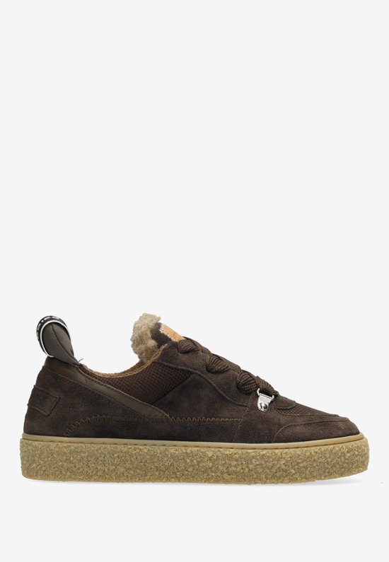 Donkerbruine suède sneaker met bontgevoerde kraag en dikke crèpe zool.