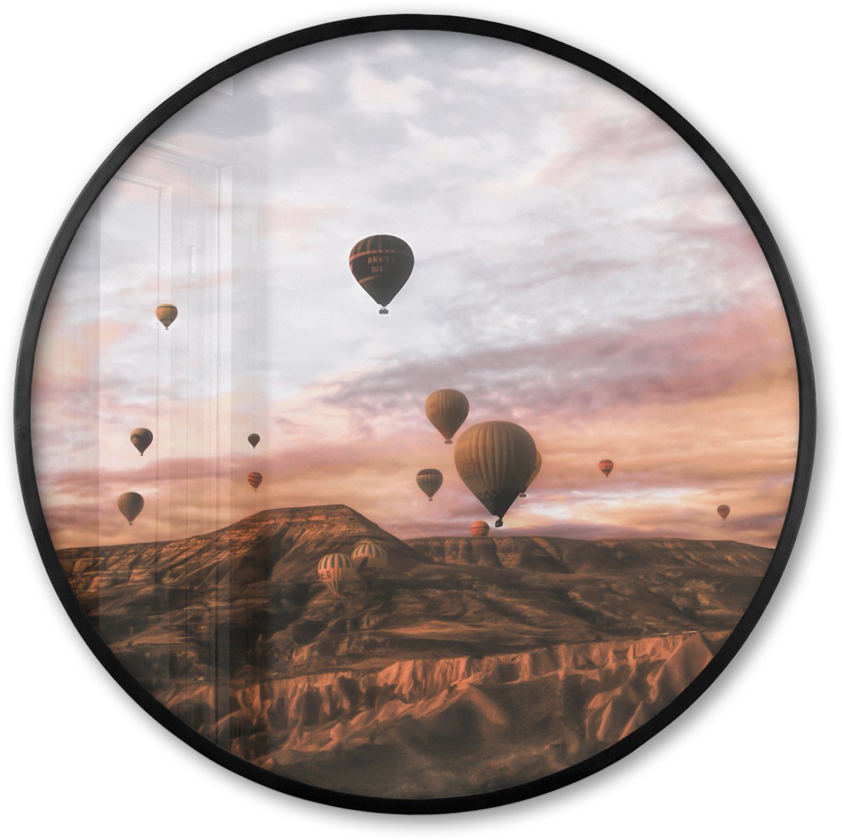 FrameYourWall Poster in lijst Rond - Fotolijst 80x80 cm - Posters - Landschap - Luchtballon - Bergen - Bruin - Ronde posterlijst zwart - Decoratie - Wanddecoratie woonkamer - Muurdecoratie slaapkamer Landschap - Luchtballonnen