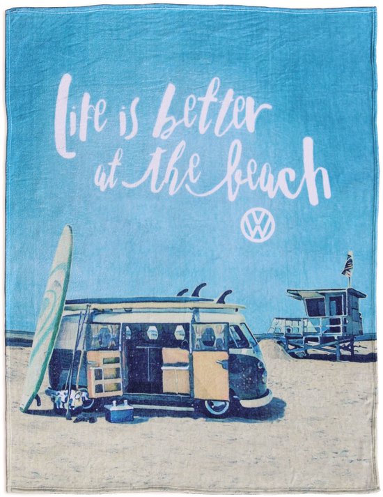 Fleece deken met tekst "life is better at the beach", een VW T1 bus, surfplank en strandwacht huisje.