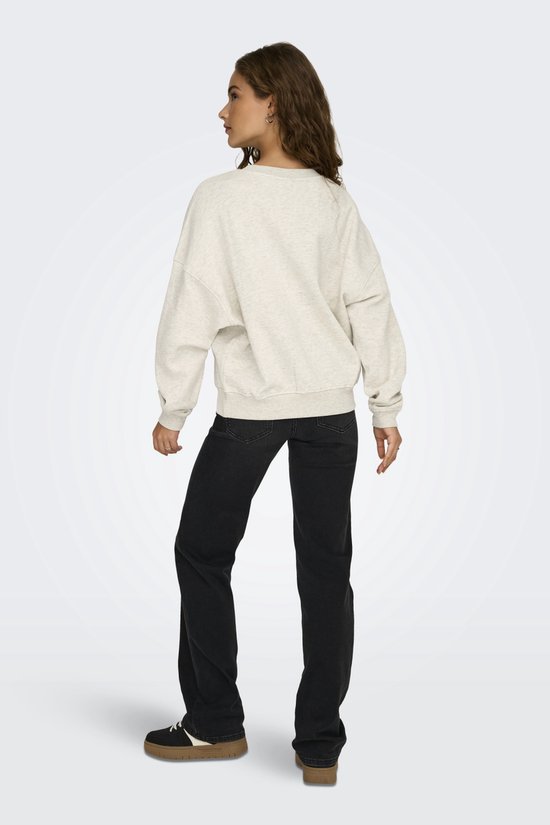 Model draagt een lichtgrijze sweater met lange mouwen en geribde boorden, van achteren gezien.