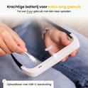 Hand die USB-C kabel aansluit op daglichtbril. Tekst: Krachtige batterij voor extra lang gebruik.