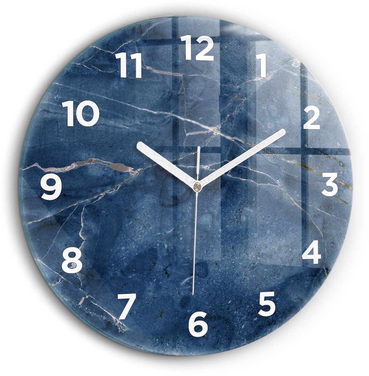 Wallfluent Wandklok - Blauwe marmertextuur Klok met Afbeelding - 60 cm x 60 cm - Blauw Wandklok - Witte Handen - Wandklok Met Cijfers - Wandklok Glas Woonkamer - Ronde Glazen Wandklok - Minimalistisch Wandklok - Klok met Afbeelding