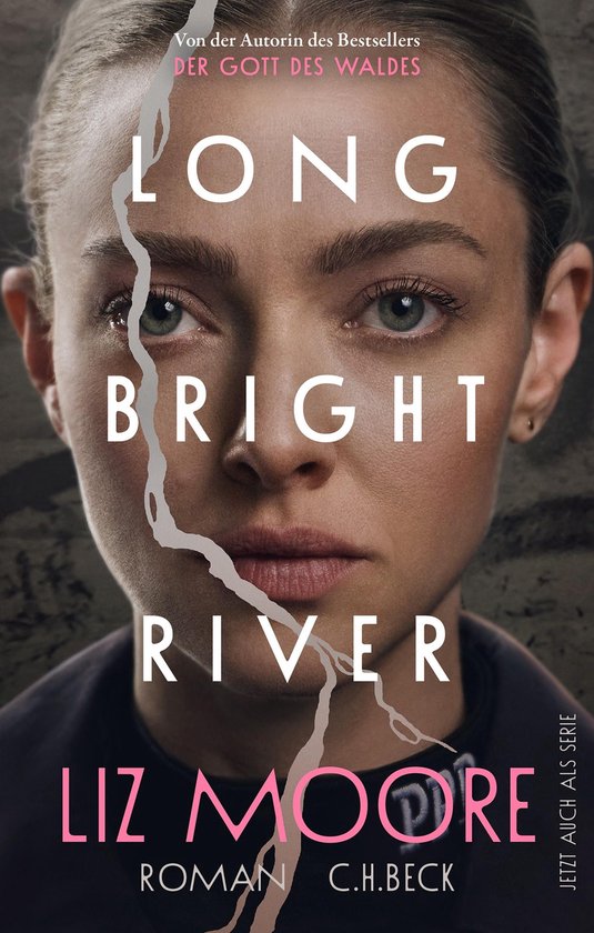 Livre "Long Bright River" par Liz Moore. Gros plan sur le visage d'une femme avec le titre en gros caractères.