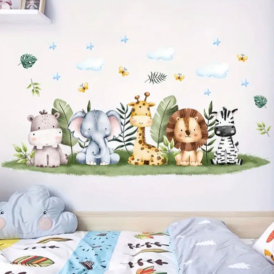 Sticker mural avec animaux de la jungle dessinés : hippopotame, éléphant, girafe, lion et zèbre assis sur de l'herbe avec des feuilles, des nuages et des papillons.