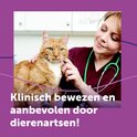 Dierenarts met een oranje kat. Tekst: Klinisch bewezen en aanbevolen door dierenartsen.