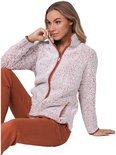 Vrouw in een lichtroze teddy fleece trui met bruine rits en broek.