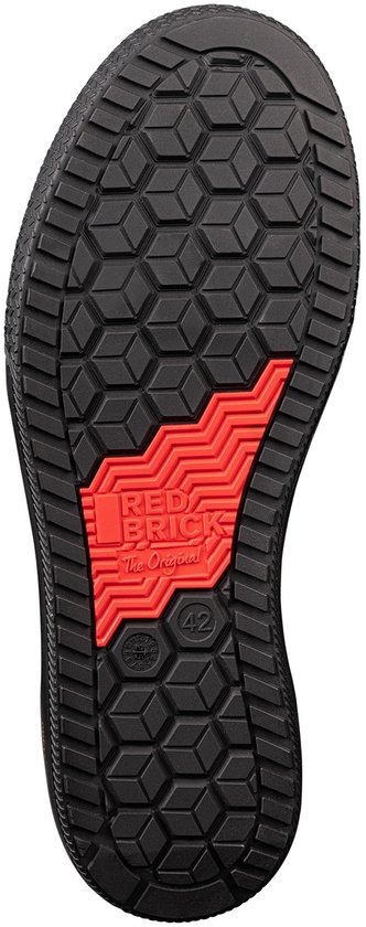 Zwarte buitenzool van een veiligheidssneaker met hexagonpatroon en rood Redbrick logo.