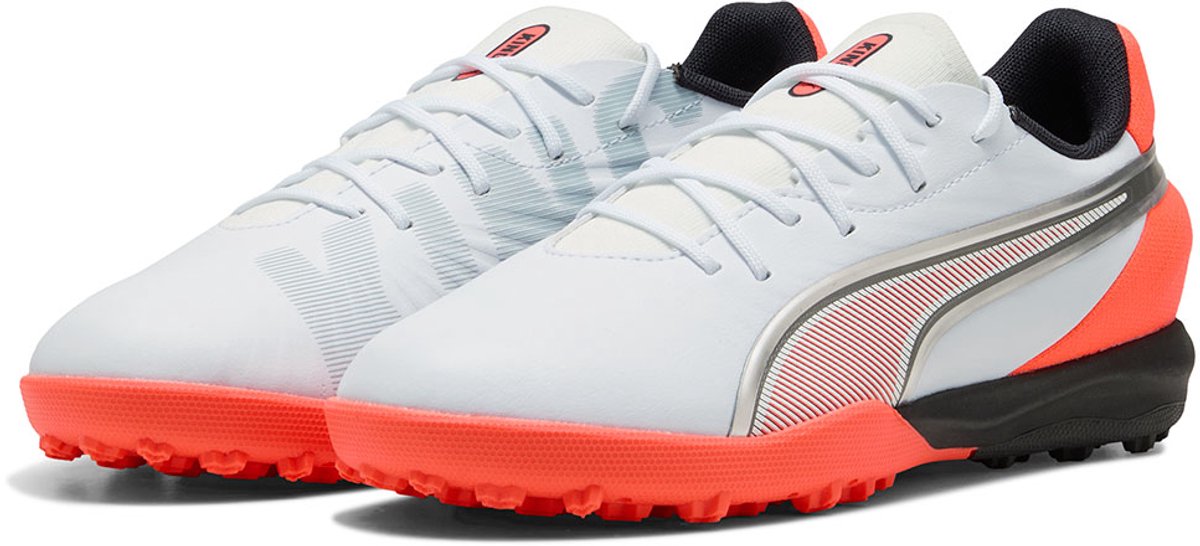 Witte Puma King Match Tf voetbalschoenen voor kinderen, EU 35, met slip-on ontwerp en rubberen buitenzool.