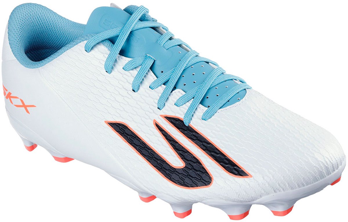 Skechers Club MG voetbalschoenen in wit met lichtblauwe veters en zwarte logo, ontworpen voor comfort en precisie.