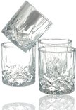 Stapel van vier glazen tumblers met diamantpatroon, op een witte achtergrond.