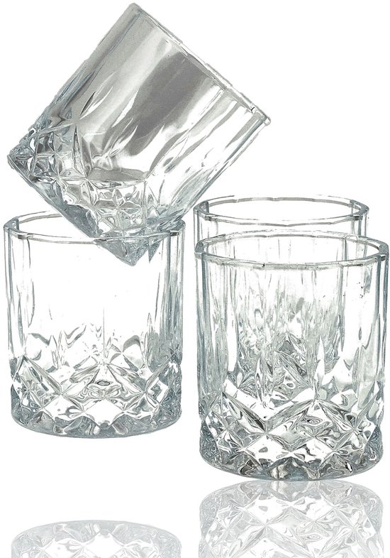 Stapel van vier glazen tumblers met diamantpatroon, op een witte achtergrond.