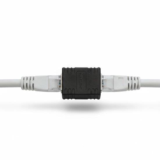 Zwart RJ45 koppelstuk met het 'NINZER' logo, verbonden tussen twee witte UTP-kabels.