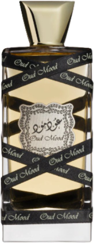 Oud Mood parfumfles met gouden dop, omwikkeld met zwart lint met "Oud Mood" erop. Zichtbaar is de gouden vloeistof.