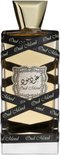 Oud Mood parfumfles met gouden dop, omwikkeld met zwart lint met "Oud Mood" erop. Zichtbaar is de gouden vloeistof.