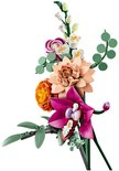 Een Lego boeket bloemen met roze orchidee, oranje en beige bloemen.