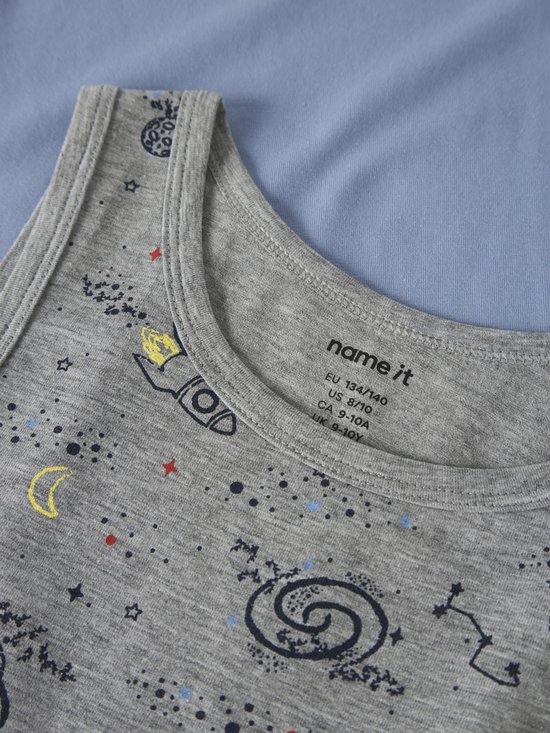 Detailopname van de nekband van een grijs hemd met space print. Tekst: "name it EU 134/140 US 8/10 UK 9-10Y".