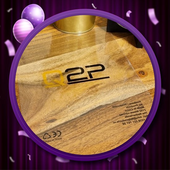 Transparante beschermhoes met merklogo 'Q2P' op een houten tafel.