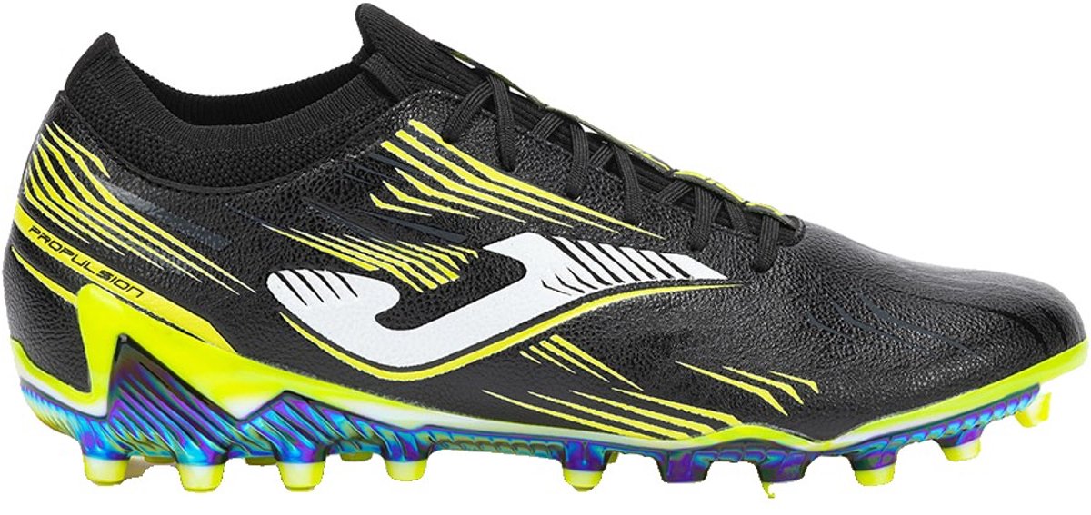 Joma Propulsion Top AG voetbalschoenen in zwart met gele en paarse accenten, ontworpen voor explosieve snelheid op het veld.