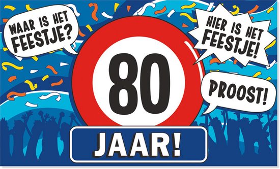 Banner met 'WAAR IS HET FEESTJE?', 'HIER IS HET FEESTJE!', 'PROOST!' en '80 JAAR!' in ballonnenletters, confetti en een feestelijke menigte.