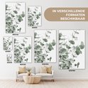 Canvas van eucalyptusbladeren in verschillende formaten boven een bank.
