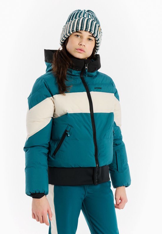 Meisje draagt een turquoise ski-jas met beige en witte strepen en een bijpassende muts.