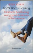 Boekomslag 'Niets moet, alles mag'. Benen in spijkerbroek hangen in de lucht tegen blauwe lucht met wolken.