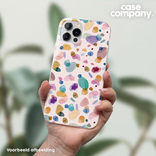 Hand houdt een telefoonhoesje vast met een multicolour waterverf terrazzo patroon.