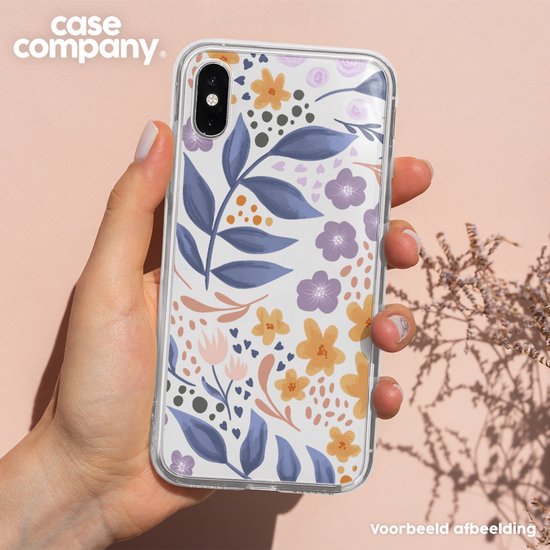Hand houdt een telefoon vast met een transparante hoes met blauwe en paarse bloemen.