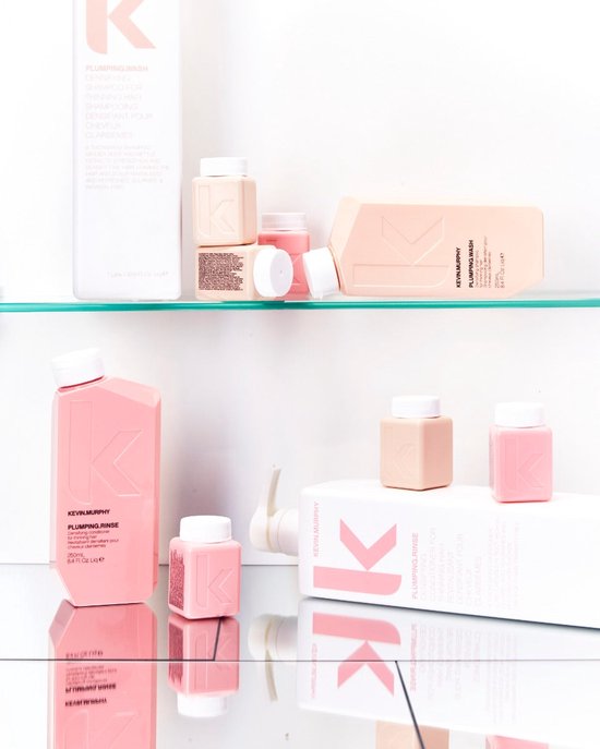 Producten van KEVIN.MURPHY op een glazen plank, waaronder de PLUMPING.WASH en PLUMPING.RINSE.