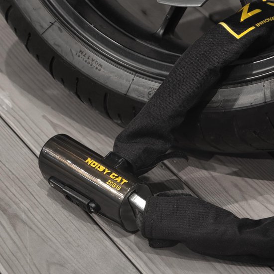 Zwart kettingslot met gele tekst 'NOISY CAT ZCG10' naast een fietsband.