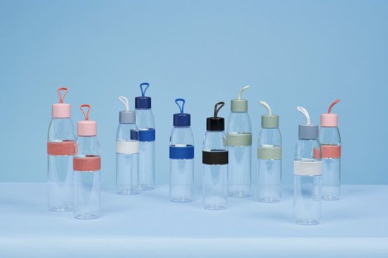 Collectie van elf Mepal waterflessen met diverse gekleurde doppen en banden.