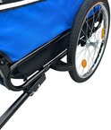 Onderkant van een blauwe fietskar met een wiel en trekstang.