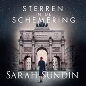 Een vrouw met rode hoed staat voor de Triomfboog in München. De tekst 'STERREN IN DE SCHEMERING SARAH SUNDIN' staat op de cover.