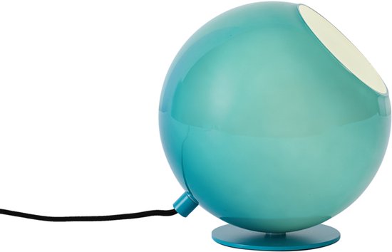 Lampe de table sphérique bleue avec ouverture inclinée, sur pied rond, avec câble noir.