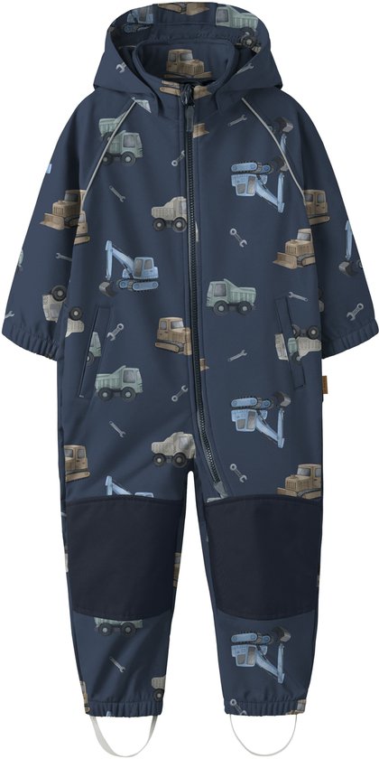 Donkerblauwe softshell overall met capuchon en all-over print van bouwmachines en gereedschap. Versterkte knieën en afneembare voetlussen.